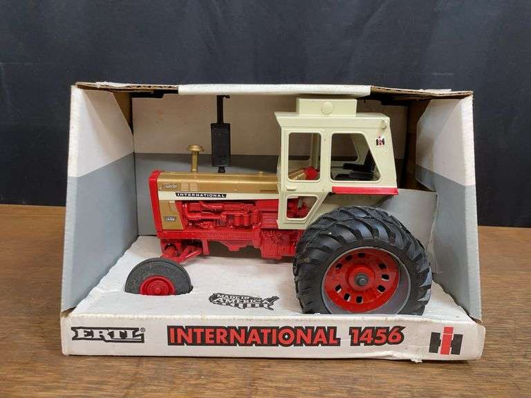 1/16 IH 1456 Gold Demonstrator NIB Ertl image