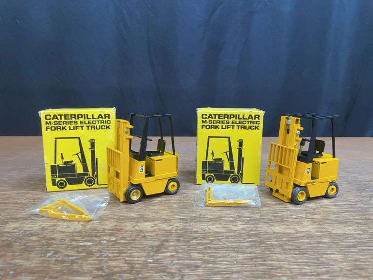 (2) 1/24 Caterpillar M Series Forklifts NIB Conrad image