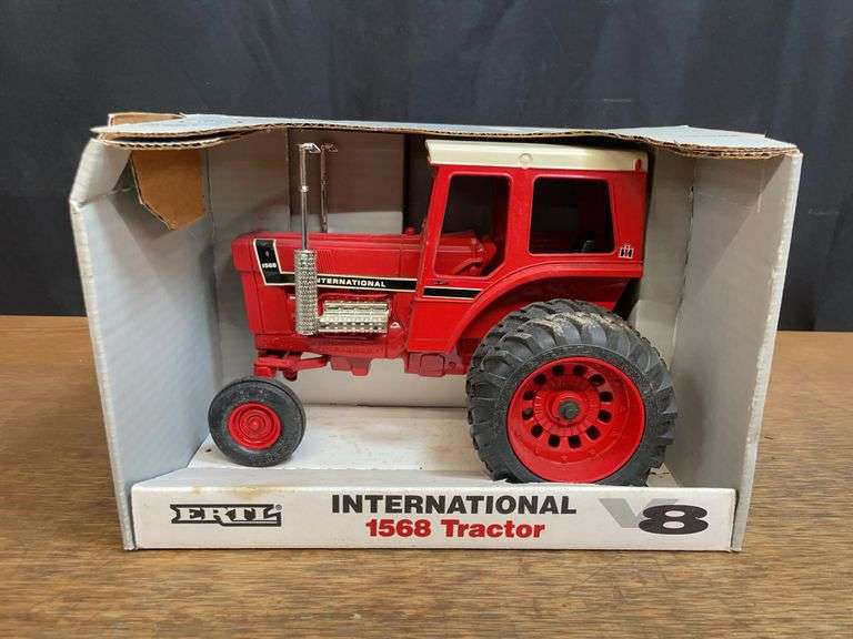 1/16 IH 1568 NIB Ertl image