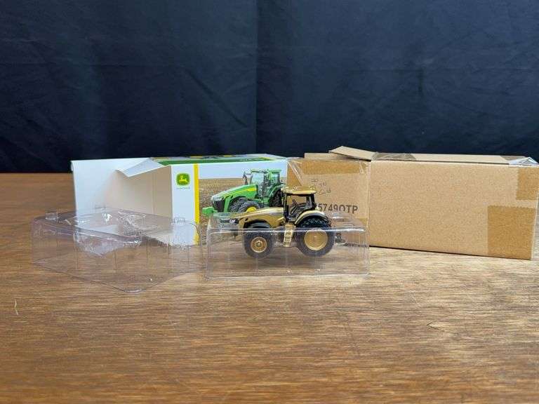 1/64 John Deere 8R 370 Gold 2020 Farm Show NIB Ertl image