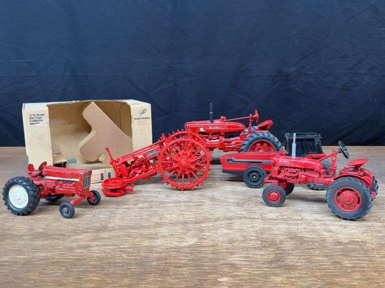 (5) 1/16 + 1/32 IH Tractors image