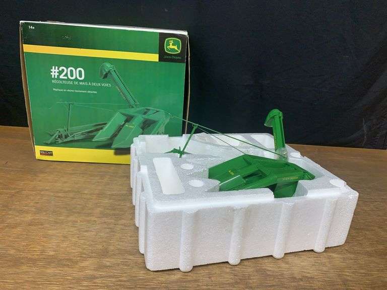 1/16 John Deere 200 Corn Picker NIB SC image