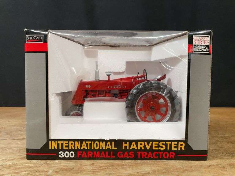 1/16 Farmall 300 NIB SC image