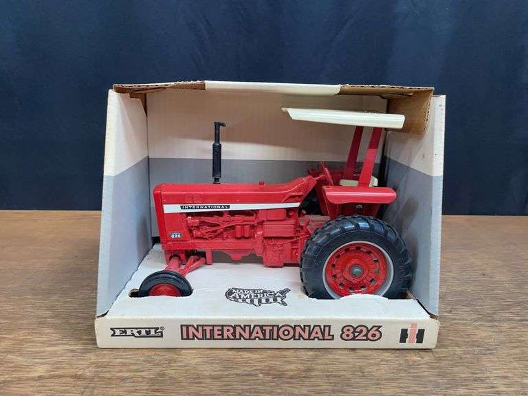 1/16 IH 826 NIB Ertl image