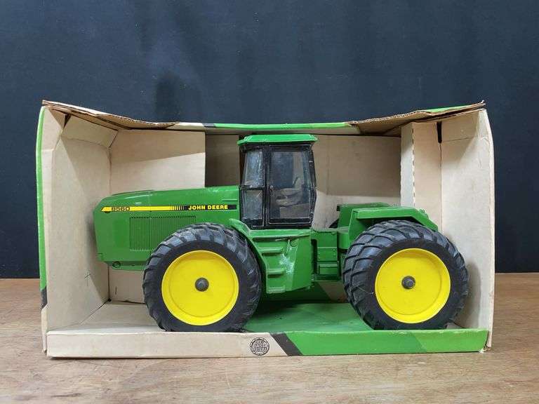 1/16 John Deere 8560 NIB Ertl image
