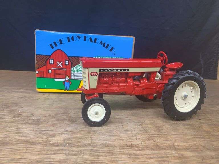 1/16 Farmall 560 1978 NFTS NIB Ertl image