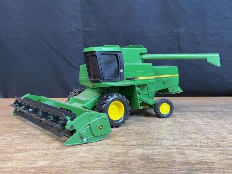 1/24 John Deere Titan II Combine Ertl image