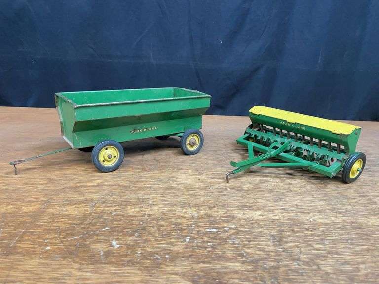 (2) 1/16 John Deere Wagon + Drill Eska image