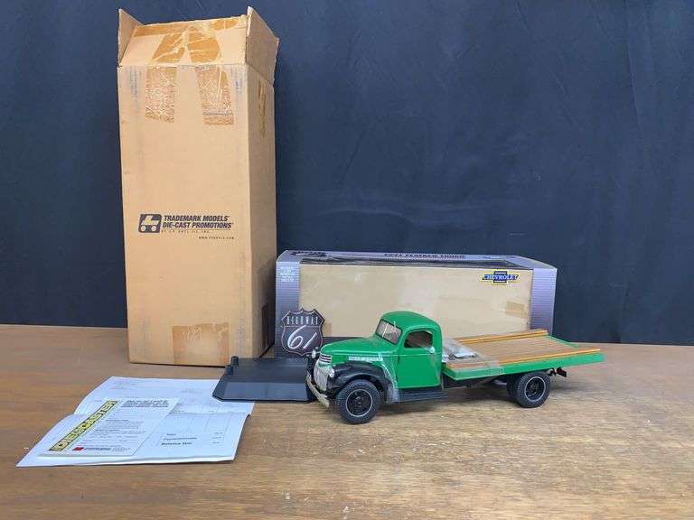 1/16 1941 Chevrolet Flatbed Truck DCP image