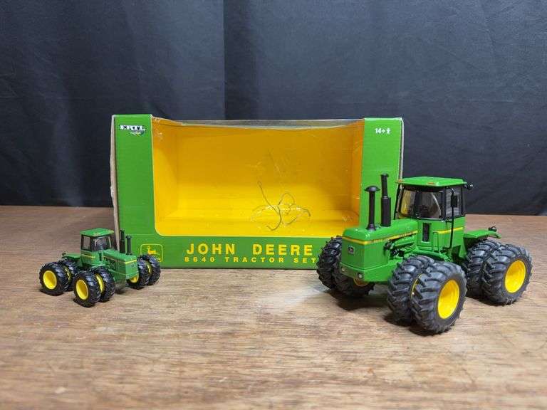 (2) 1/32 + 1/64 John Deere 8640 2008 Plow City Ertl image