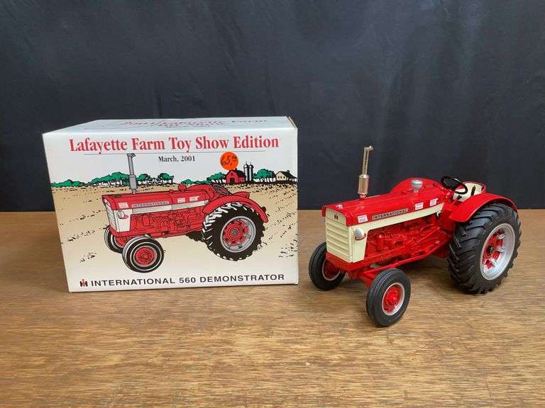 1/16 IH 560 Demonstrator 2001 Lafayette NIB Ertl image