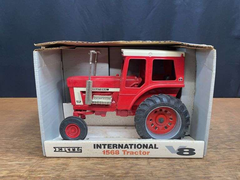 1/16 IH 1568 NIB Ertl image
