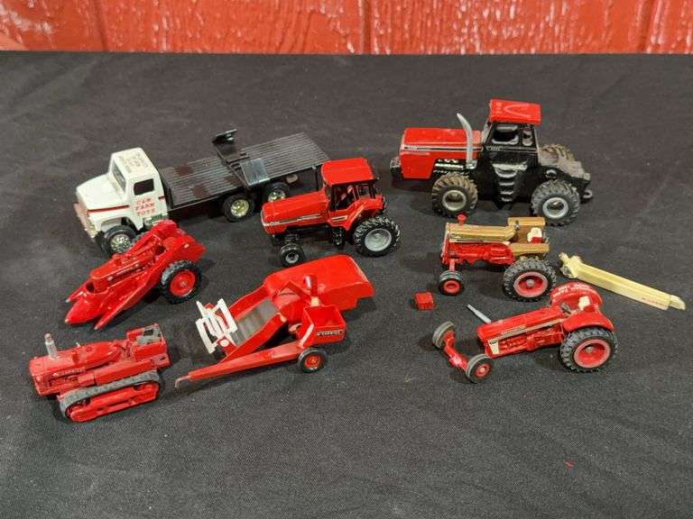 (8) 1/64 Case-IH + IH image