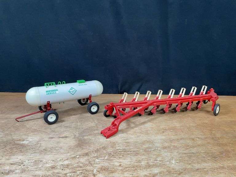 (2) 1/16 IH Plow + Anhdrous Wagon image