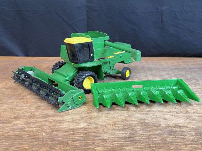 1/24 John Deere Titan Combine Ertl image