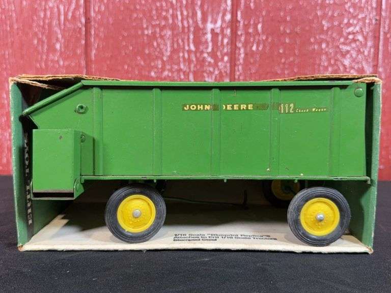 1/16 John Deere 112 Chuck Wagon NIB Ertl image