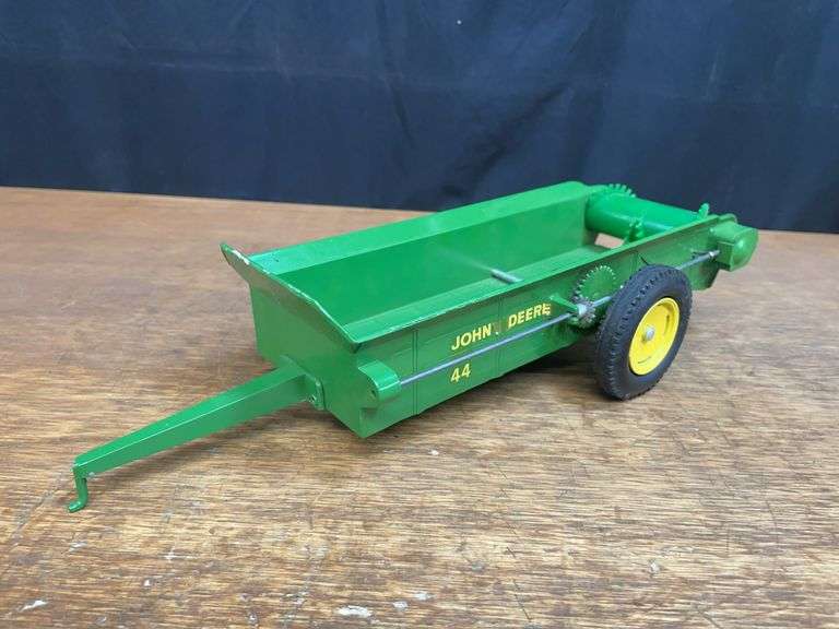 1/16 John Deere 44 Spreader Ertl image