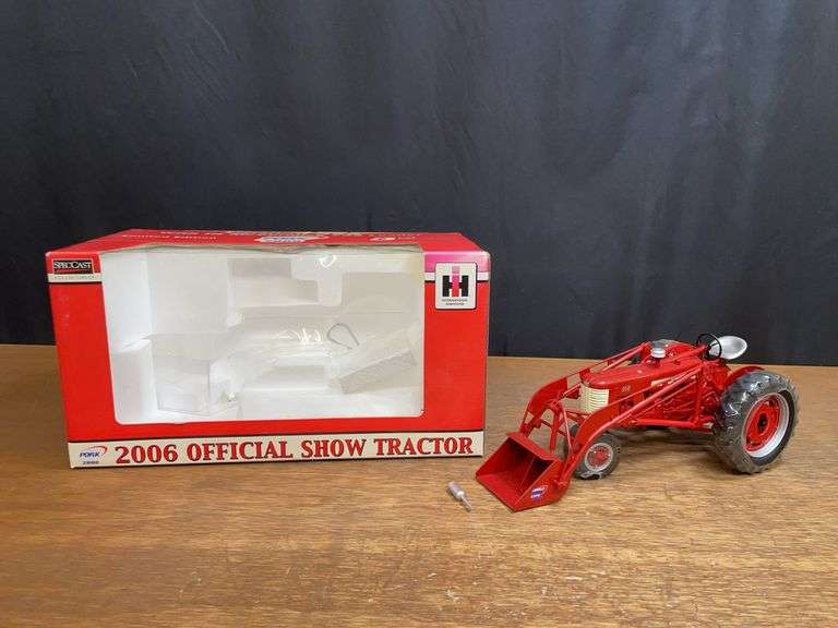 1/16 Farmall 350 w/Loader 2006 Pork Expo SC image
