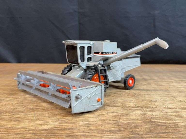1/32 AC Gleaner L3 Combine Ertl image