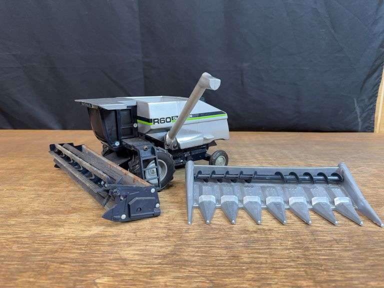 1/24 Deutz-Allis Gleaner R60 Combine SM image