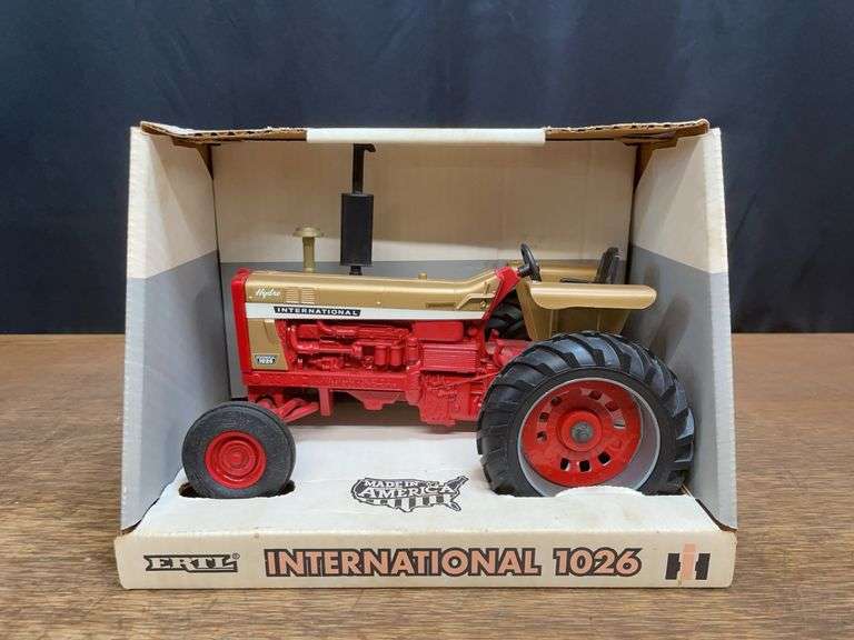 1/16 IH 1026 Gold Demonstrator NIB Ertl image