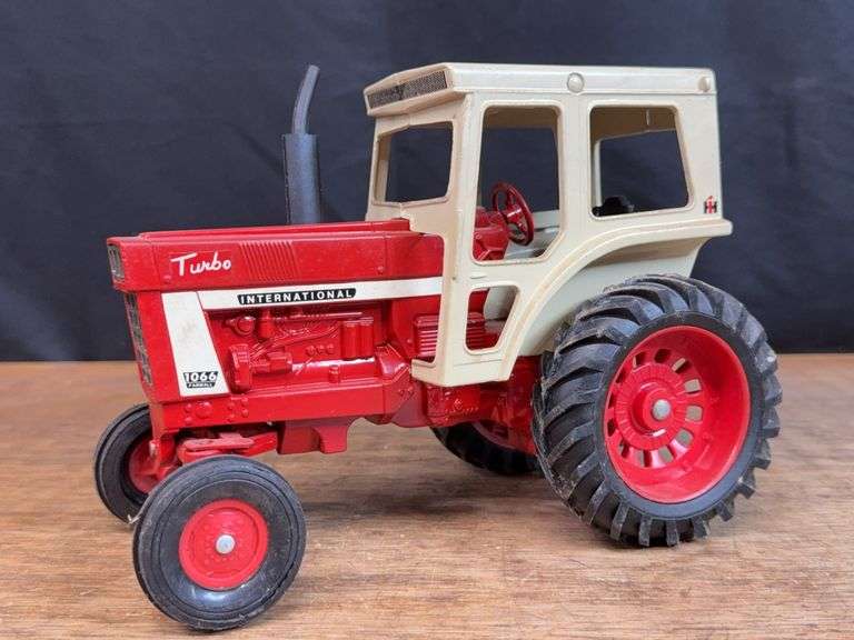 1/16 IH 1066 Ertl image