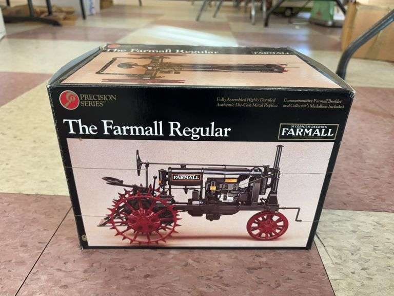 1/16 Precision Classic Farmall Regular image