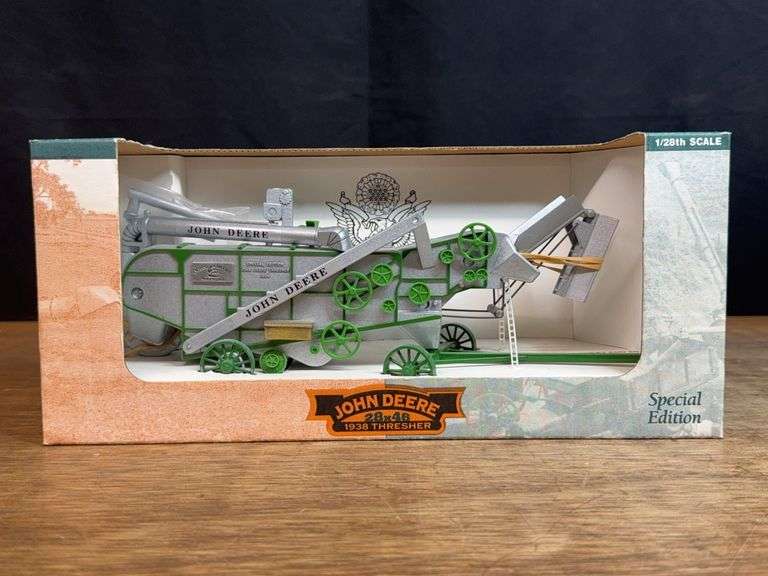 1/28 John Deere 28x46 Thresher Special Edition NIB SC image