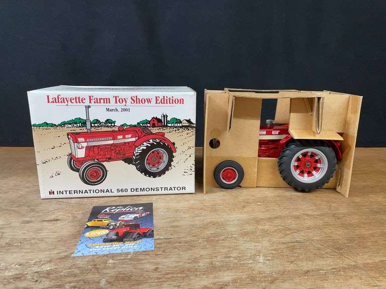 1/16 IH 560 Demonstrator 2001 Lafayette NIB Ertl image