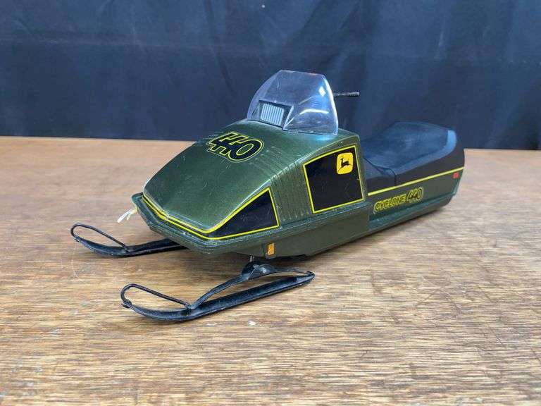 1/10 John Deere Cyclone 440 Snowmobile Suttle image