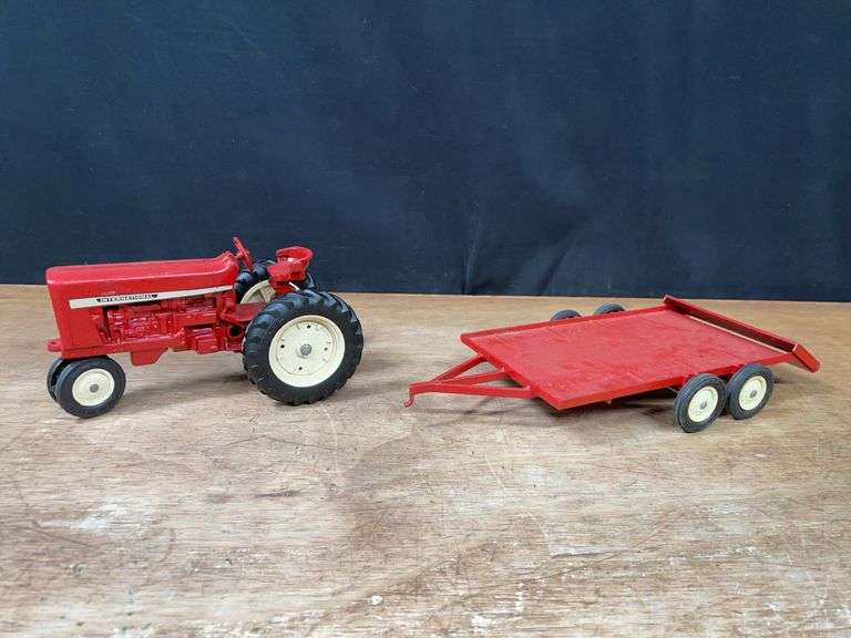 (2) 1/16 IH 544 + Trailer Ertl image