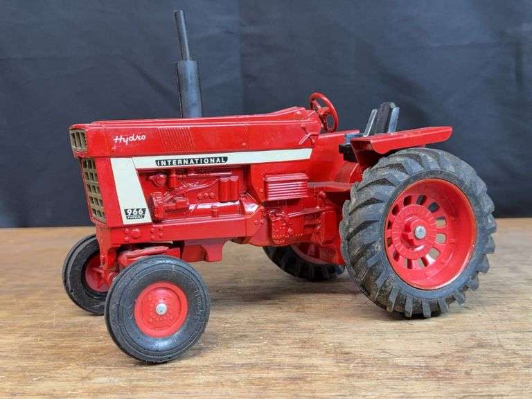 1/16 IH 966 Ertl image