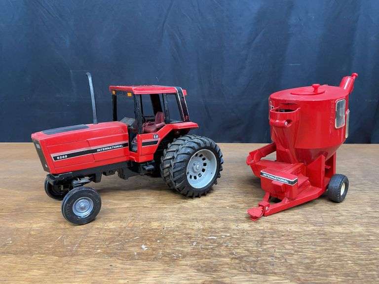(2) 1/16 IH 5288 + Mixer Mill Ertl image