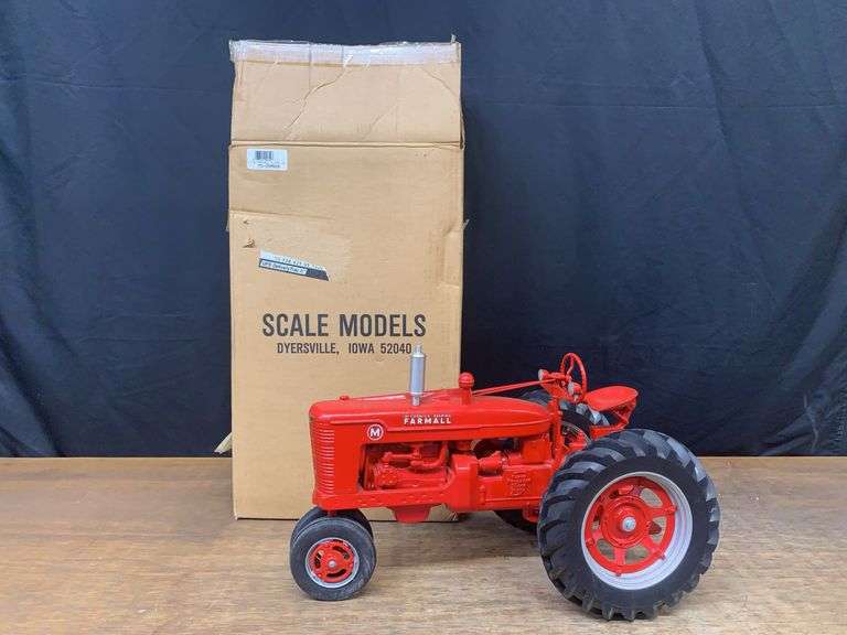 1/8 Farmall M 1995 FPS NIB SM image