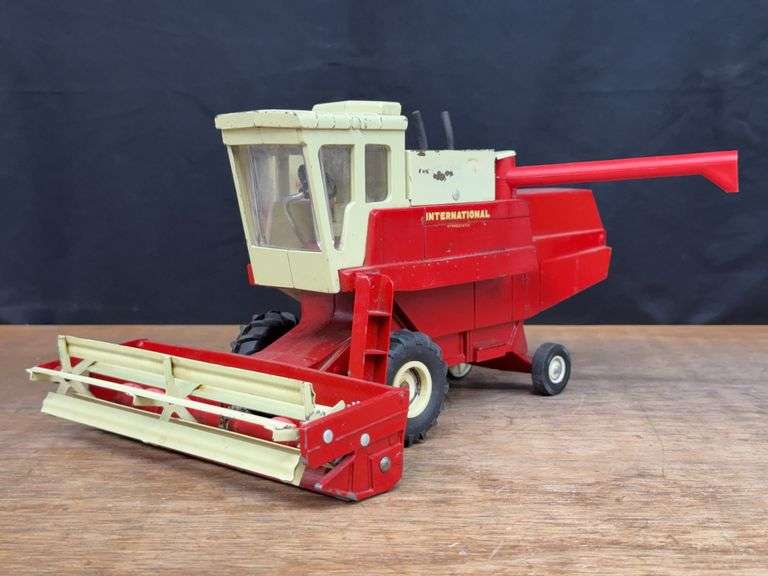 1/24 IH 915 Combine Ertl image