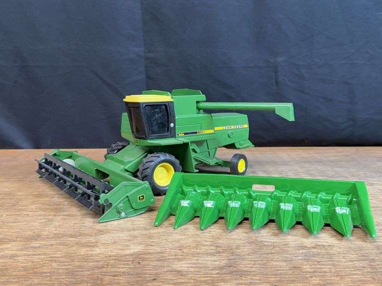 1/24 John Deere Titan Combine Ertl image