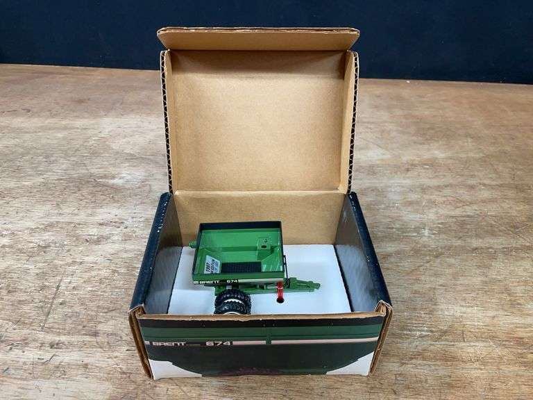 1/64 Brett 674 Grain Cart 1997 Farm Show NIB SC image