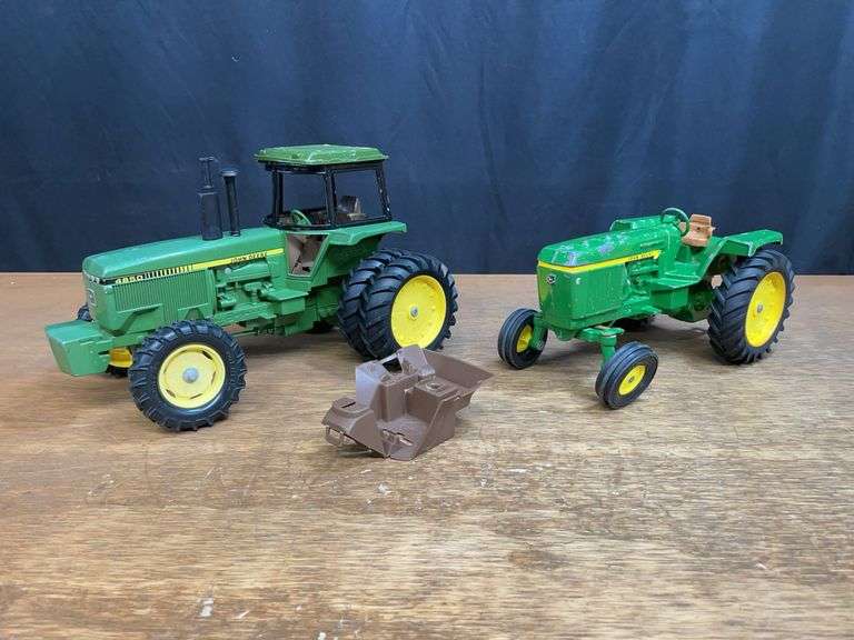 (2) 1/16 John Deere 4850 + 4430 Ertl image
