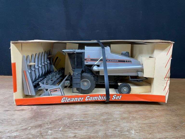 1/24 AGCO Gleaner R62 Combine NIB SM image