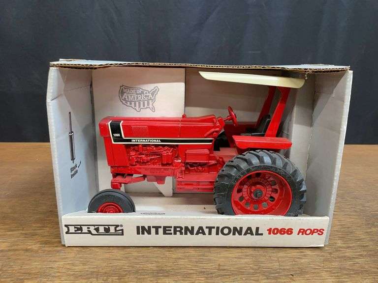 1/16 IH 1066 NIB Ertl image
