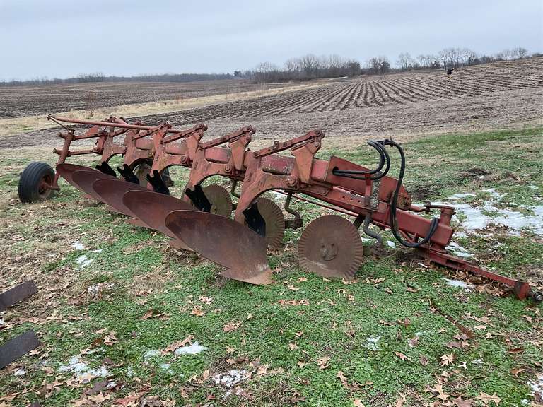 International Harvester 5-Bottom Semi-Mounted Plow image