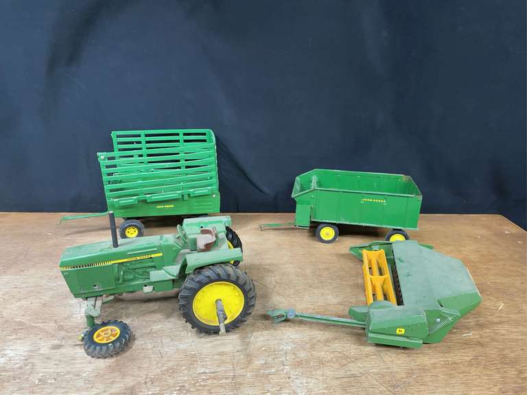 (4) 1/16 John Deere Tractor + Implements Ertl image