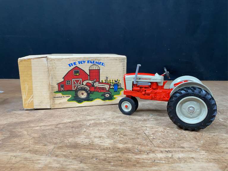 1/16 Ford 901 1986 NFTS NIB Ertl image