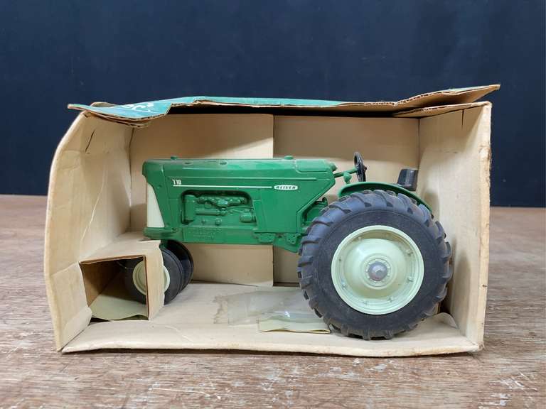 1/16 Oliver 770 Collector NIB SC image
