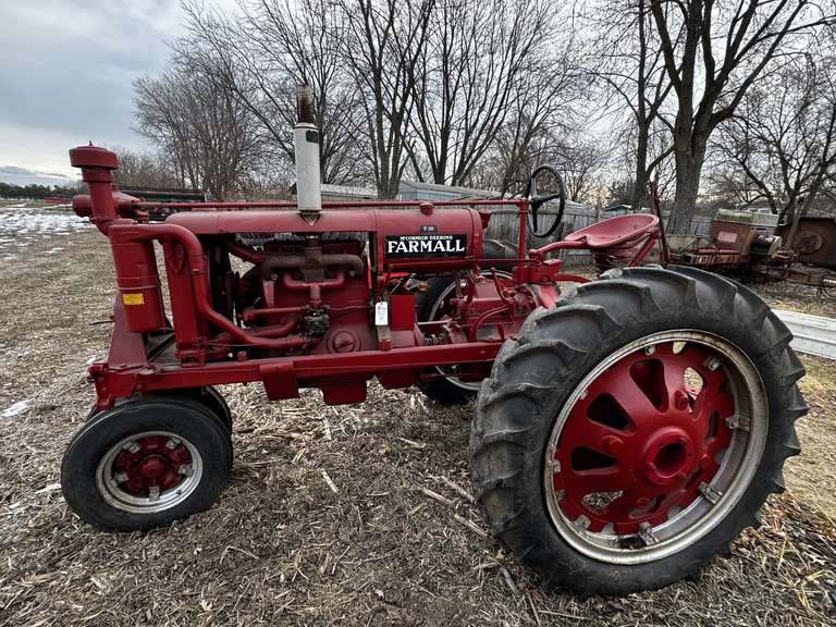 Farmall F-20 Narrow Front on Rubber image