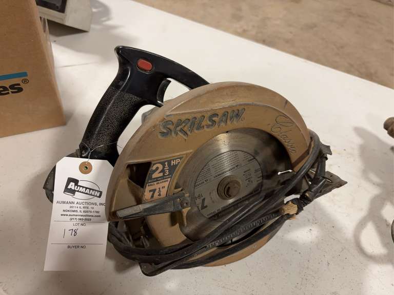 Skillsaw. Circular saw. 7-1/4" image