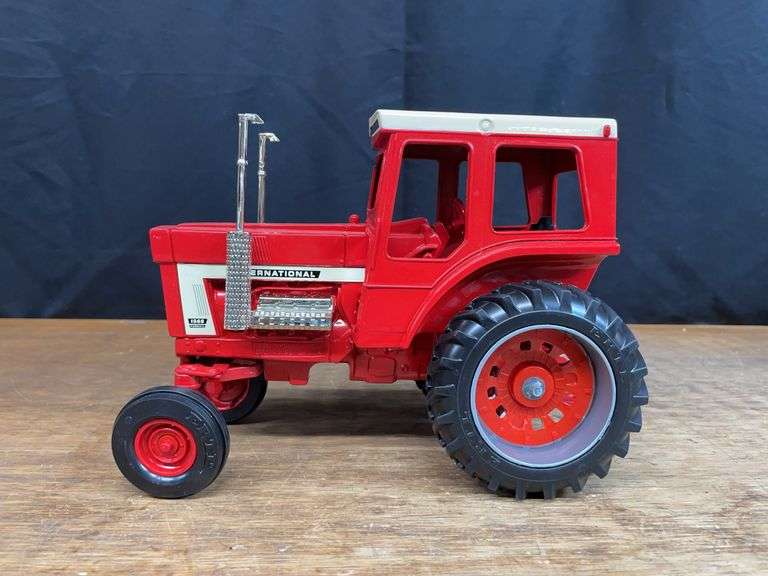 1/16 IH 1586 Ertl image