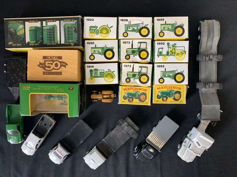 (21) 1/64 John Deere Tractors + Trucks image