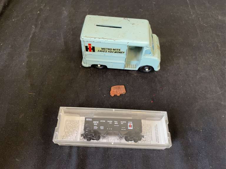 (3) IH Metro Bank, Train Car, Medallion image