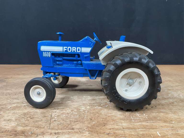 1/12 Ford 8600 Ertl image